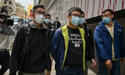 Ben Chung (c), figure de l'opposition pro-démocratie est arrêté par la police à Hong Kong le 6 janvier 2021