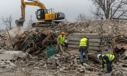 Des anciens soldats ukrainiens travaillent sur un chantier de l'entreprise française Neo-Eco à Lioubomyrivka, en Ukraine, le 14 février 2024