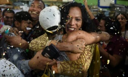 Des Indiens membres ou soutiens de la communauté LGBT se réjouissent de la décision historique de la Cour suprême dépénalisant l'homosexualité, à Bombay le 6 septembre 2018