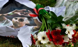 Des gerbes de fleurs et le portrait d'Abdelhak Nouri devant l'hôpital d'Amsterdam, où le milieu de l'Ajax est soigné le 22 juillet 2017
