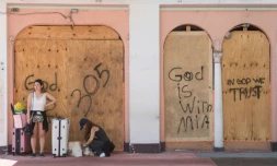 Des touristes s'apprêtent à quitter Miami à l'approche de l'ouragan Irma, le 8 septembre 2017