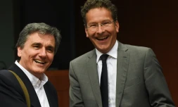 Le ministre grec des Finances Euclid Tsakalotos (g) sert la main du président de l'Eurogroupe Jeroen Dijsselbloem à Bruxelles, le 9 mai 2016 