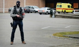 L'ambulance supposée transporter Salah Abdeslam à son arrivée le 19 mars 2016 à la prison de Bruges