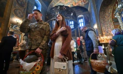 Un soldat ukrainien et son épouse au  monastère Saint-Michel-au-Dôme-d'Or, à l'occasion de la Pâque orthodoxe, le 20 avril 2025 à Kiev, en Ukraine