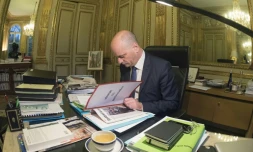 Le ministre de l'Education nationale Jean-Michel Blanquer étudie un dossier sur le Baccalauréat dans son bureau à Paris, le 18 janvier 2018