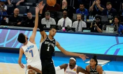 Victor Wembanyama (N.1) face à Chet Homgren (N.7), lors du match de pré-saison des San Antonio Spurs contre les Thunder d'Oklahoma City ,le 9 octobre 2023 à Oklahoma City