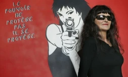 L'artiste Miss. Tic pose à côté de l'une de ses oeuvres dans son atelier, le 31 janvier 2006 à Paris