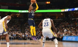 Ja Morant, des Memphis Grizzlies, contre les Golden State Warriors dans le match 2 des demi-finales de Conférence en NBA le 3 avril 2022 au FedExForum à Memphis
