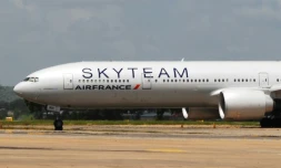 Un avion d'Air France, en provenance de l'île Maurice et à destination de Paris, sur l'aéroport Moi au Kenya le 20 décembre 2015