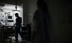 Du personnel médical s'occupe d'un patient au sein de l'unité Covid de la polyclinique privée Jean Villar à Bruges (Gironde), le 3 décembre 2020