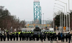 La police canadienne se rassemble pour disperser les manifestants bloquant le pont Ambassador entre le Canada et les Etats-Unis, le 13 février 2022 à Windsor, en Ontario