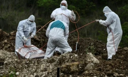 Enterrement d'une victime du Covid-19 dans le cimetiĂšre du Parque Memorial Jardin de los Angeles, au nord de Tegucigalpa, le 21 juin 2020