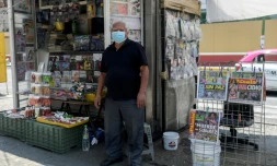 Un kiosquier à Mexico, le 1er mai 2020 pendant la pandémie de coronavirus