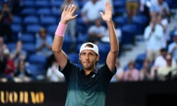 Le Français Lucas Pouille exulte bras levés après sa victoire face au Canadien Milos Raonic en quarts de finale de l'Open d'Australie, le 23 janvier 2019 à Melbourne 