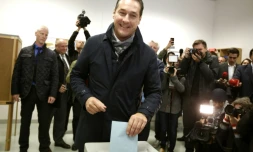 Le chef du parti de la liberté (FPOe) Heinz-Christian Strache vote à Vienne le 11 octobre 2015