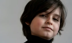 Laurent Simons, Ă Amsterdam le 21 novembre 2019, ce surdouĂ© nĂ©erlando-belge de neuf ans, s'apprĂȘte Ă obtenir son diplĂŽme de licence en gĂ©nie Ă©lectrique