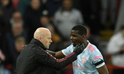 Paul Pogba avec l'entraîneur adjoint de Manchester United Mike Phelan en Premier League sur la pelouse de Liverpool le 19 avril 2022