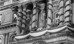 Charles de Gaulle s'adresse à la foule lors de sa visite officielle à Québec, le 24 juillet 1967, depuis le balcon de la mairie de Montréal