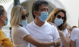 Lucien Douib (c) le pÚre de Julie Douib avec ses proches avant le début du procÚs de l'assassion de sa fille, le 10 juin 2021 au tribunal de Bastia