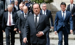Francois Hollande suivi de GàD du président de l'Assemblée Claude Bartolone, du ministre de l'Intérieur Bernard Cazeneuve, du ministre allemand de l'intérieur Thomas de Maiziere et du Premier ministre Manuel Valls, à son arrivée le 15 juin 2016 au ministère de l'Intérieur à Paris