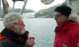 Les responsables de l'expédition "Tara-Océans", Etienne Bourgois (D), propriétaire de la goélette et le biologiste Eric Karsenti, devant le glacier Pia et la péninsule de Patagonie (Chili), le 4 février 2011