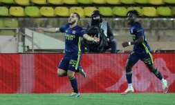 L'attaquant de Lyon, Rayan Cherki (g), exulte aprĂšs son but lors du match de Ligue 1 Ă Valence, le 2 mai 2021