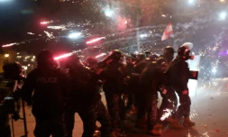 Des manifestants lancent des feux d'artifice sur des membres des forces de sécurité dans le centre de Beyrouth le 18 janvier 2020
