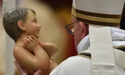 Le pape François tient une statué de Jésus bébé durant la messe de Noël, le 24 décembre 2015 à la basilique Saint Pierre de Rome