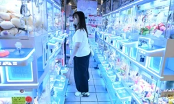 Une cliente dans une salle de machines à pinces à Hong Kong, le 11 mai 2026
