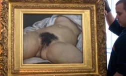 "L'origine du monde" lors de son installation au musée Courbet à Ornans en juin 2014