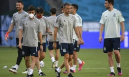 Luis Enrique au milieu de ses joueurs lors du dernier entraînement de l'Espagne à Séville le 13 juin 2021 à la veille de son premier match de l'Euro contre la Suède