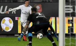 L'attaquant du PSG Julian Draxler (g) face au gardien de Rennes Benoît Costil au Roazhon Park, le 14 janvier 2017