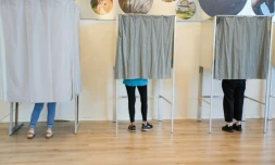 Des électeurs votent lors des législatives à Slattum, près d'Oslo, le 8 septembre 2025 en Norvège