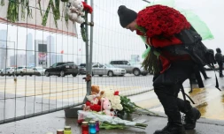 Une femme dépose des fleurs devant un mémorial de fortune devant la salle Crocus, un jour aprÚs une attaque sanglante, à Krasnogorsk, prÚs de Moscou, le 23 mars 2024