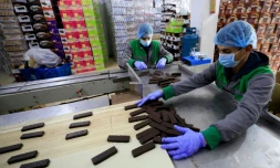 Des employés de l'usine de friandises al-Arees à Gaza, le 5 février 2020