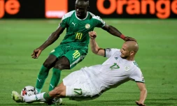 L'attaquant du Sénégal Sadio Mané (g) est taclé par le milieu algérien Adlene Guedioura en finale de la CAN-2019, le 19 juillet 2019 au Caire