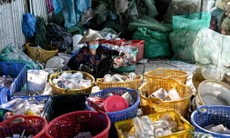 Une femme trie des déchets n plastique près de Hanoï, au Vietnam, le 25 novembre 2025