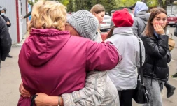 Evacuation d'un bâtiment de l'université de Perm en Russie après une fusillade, le 20 septembre 2021
