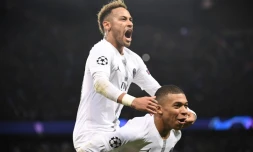 L'attaquant brésilien du Paris-SG, Neymar (g), célÚbre son but avec l'attaquant français Kylian Mbappé, lors du match de phase de groupes de la Ligue des champions face à Liverpool, au Parc des Princes, le 28 novembre 2018