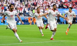 La joie des Iraniens après le but contre son camp du Marocain Aziz Bouhaddouz lors du Mondial, le 15 juin 2018 à Saint-Pétersbourg
