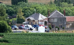 Des gendarmes et des pompiers se tiennent prĂšs du passage Ă niveai Ă Avenay-Val-d'Or prĂšs de Reims le 15 juillet 2019