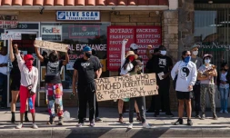 Des manifestants réclament justice à Palmdale (Californie) le 16 juin 2020 aprÚs la mort de Robert Fuller, un jeune homme noir retrouvé pendu à un arbre