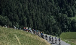 Le peloton lors de la 11e étape du Tour de France entre Albertville et La Rozière, le 18 juillet 2018
