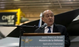 Le ministre de la Défense Jean-Yves Le Drian s'adresse à l'équipage du porte-avions Charles de Gaulle, le 31 décembre 2015 à Manama