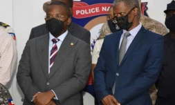 A gauche, le Premier ministre haïtien Claude Joseph, en charge des affaires courantes, et son ministre des élections Mathias Pierre, le 8 juillet 2021 à Port-au-Prince