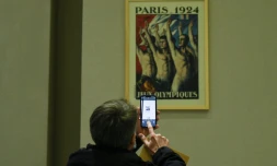 Un journaliste utilise son portable pour prendre une photo dans un bâtiment des JO à Zhangjiakou, en Chine, le 21 décembre 2021