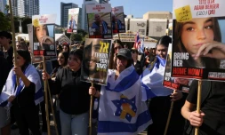Des manifestants célèbrent la libération de trois otages israéliens retenus à Gaza depuis le 7 octobre 2023, le 30 janvier 2025 à Tel Aviv