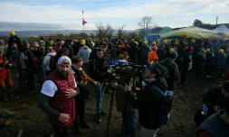 Jérôme Bayle (g), figure régionale du mouvement de protestation agricole, s'adresse aux médias alors que des agriculteurs manifestent pour empêcher l'abattage d'un troupeau de 200 vaches, suite à la détection de la dermatose nodulaire contagieuse (DNC)aux Bordes-sur-Arize, le 11 décembre 2025 dans l'Ariège