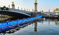 Des athlÚtes commencent la compétition sur la Seine, au niveau du pont Alexandre III, à Paris, durant un "test-event" du triathlon femmes le 17 août 2023