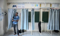 Un électeur sort de l'isoloir dans un bureau de vote à Fort-de-France, en Martinique, le 18 juin 2022